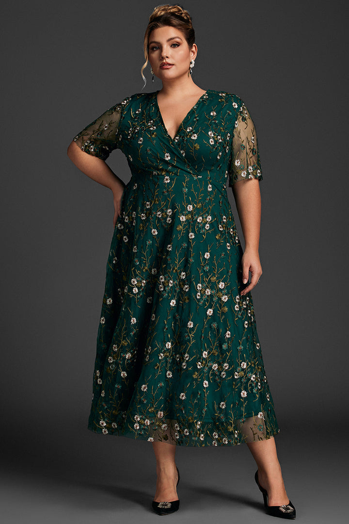 Curveins Plus Size V-ringad maxiklänning med volangärm och broderi 
