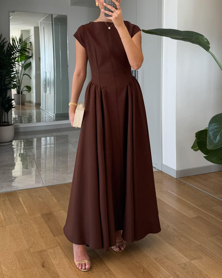 Moderiktig elegant enfärgad klänning