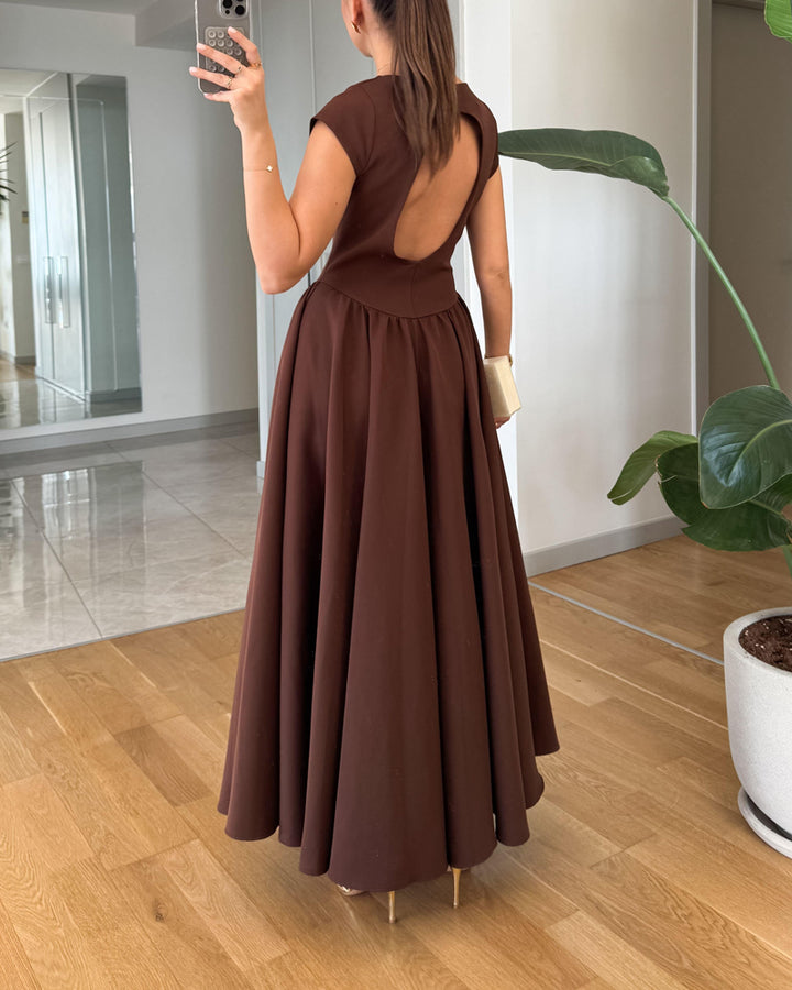 Moderiktig elegant enfärgad klänning