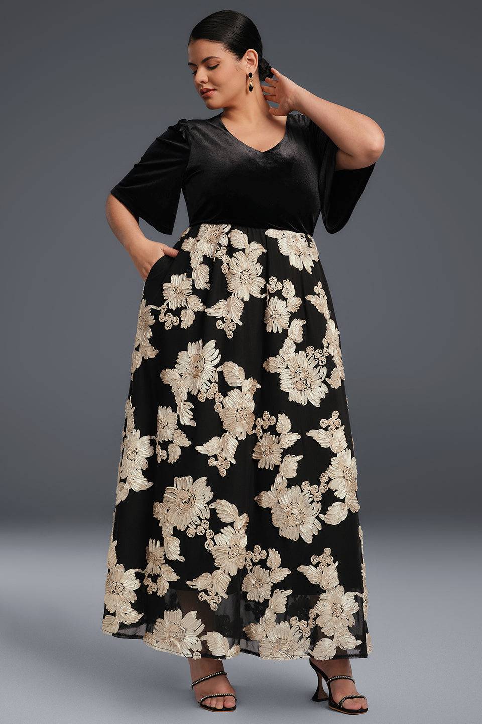 Curveins Plus Size V-ringad blommig broderad plisserad maxiklänning 