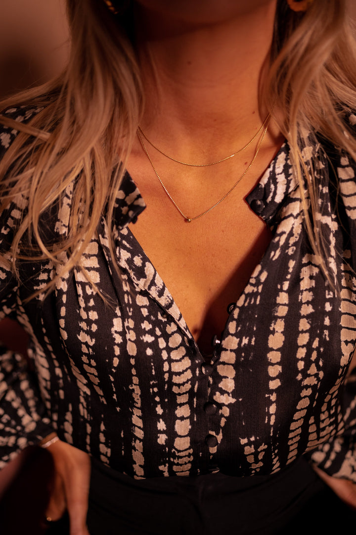 Svart och taupe prickig Thiam-blus 