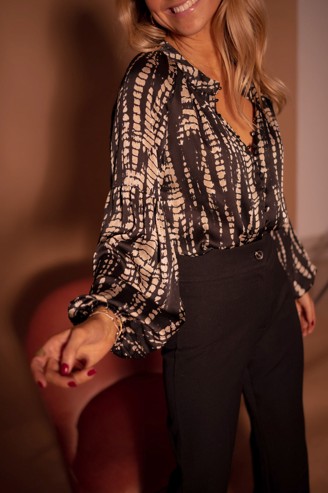Svart och taupe prickig Thiam-blus 