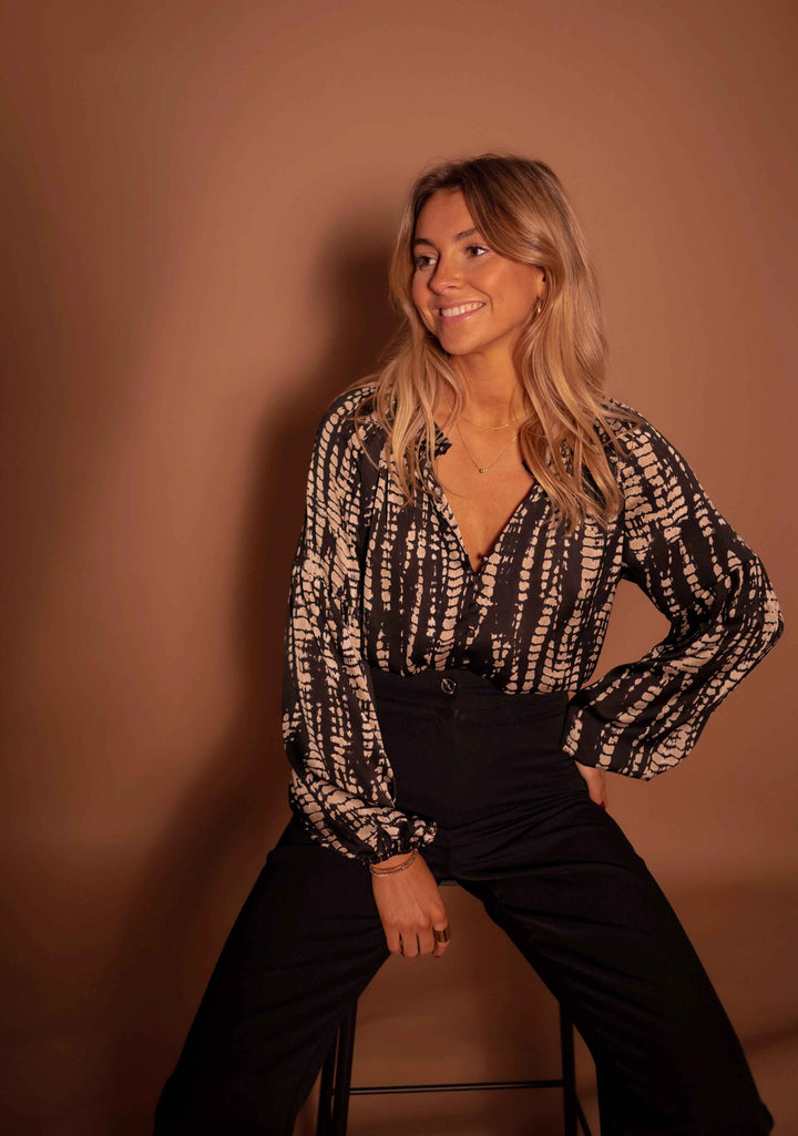 Svart och taupe prickig Thiam-blus 