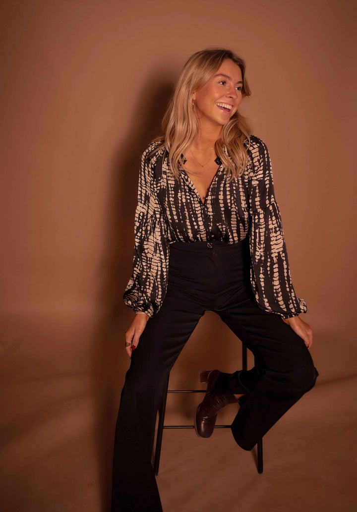 Svart och taupe prickig Thiam-blus 