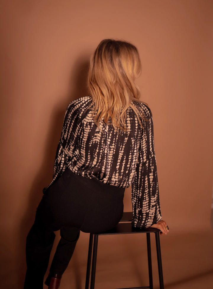 Svart och taupe prickig Thiam-blus 