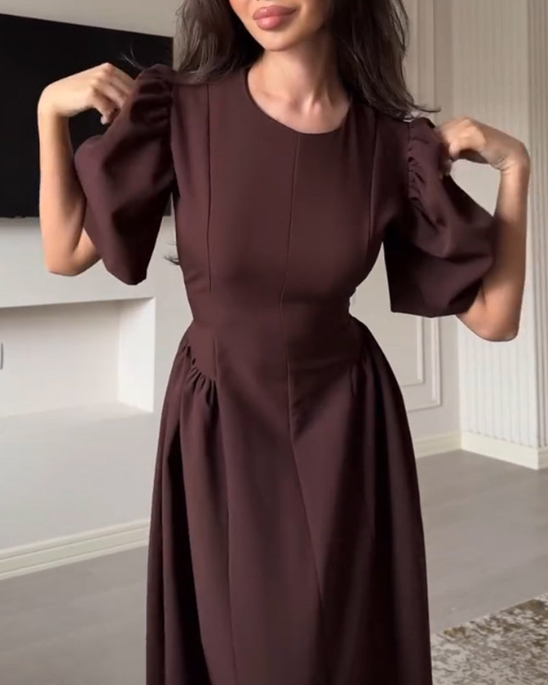 Elegant rund halsringad klänning med rosett