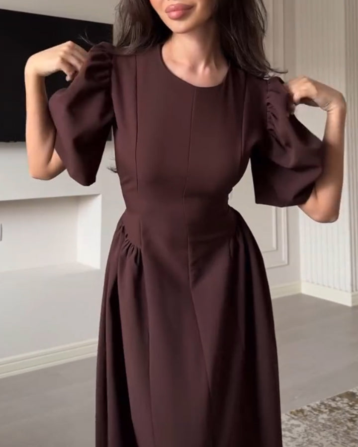 Elegant rund halsringad klänning med rosett