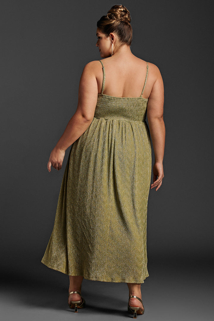 Curveins Plus Size V-ringad rynkad ärmlös klänning 