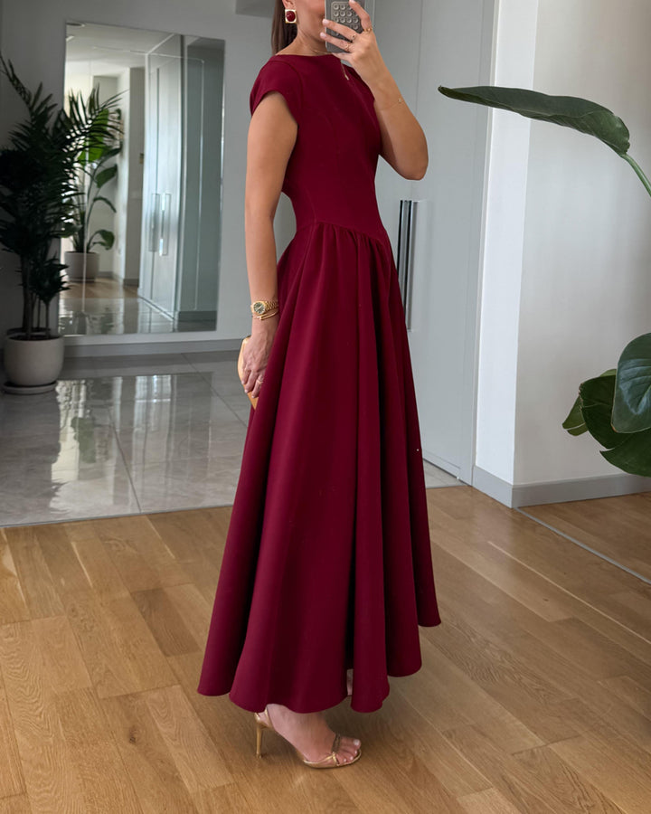 Moderiktig elegant enfärgad klänning