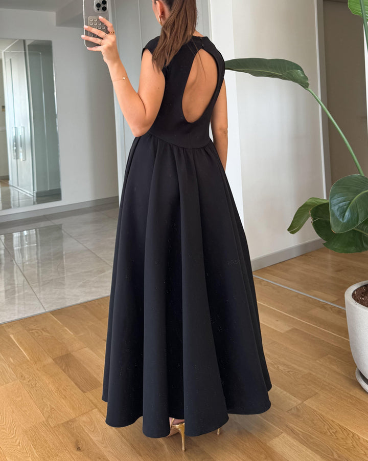 Moderiktig elegant enfärgad klänning
