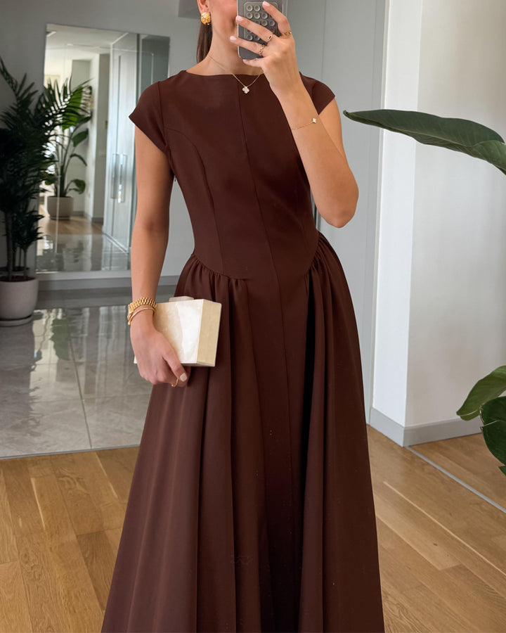 Moderiktig elegant enfärgad klänning
