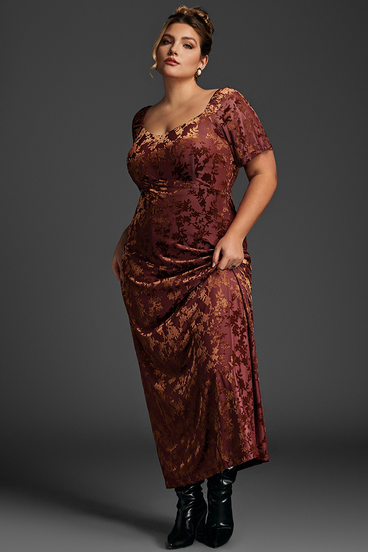 Curveins Plus Size Sammetsklänning med Volangärm 
