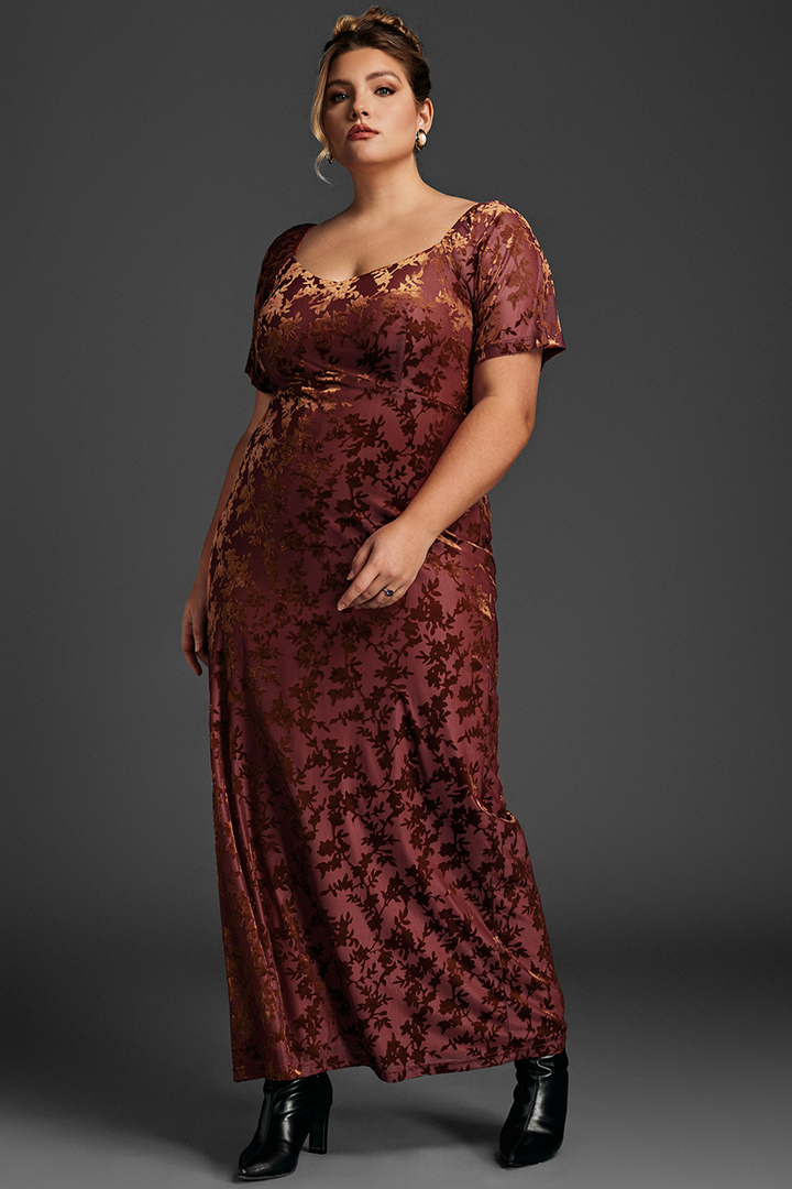 Curveins Plus Size Sammetsklänning med Volangärm 