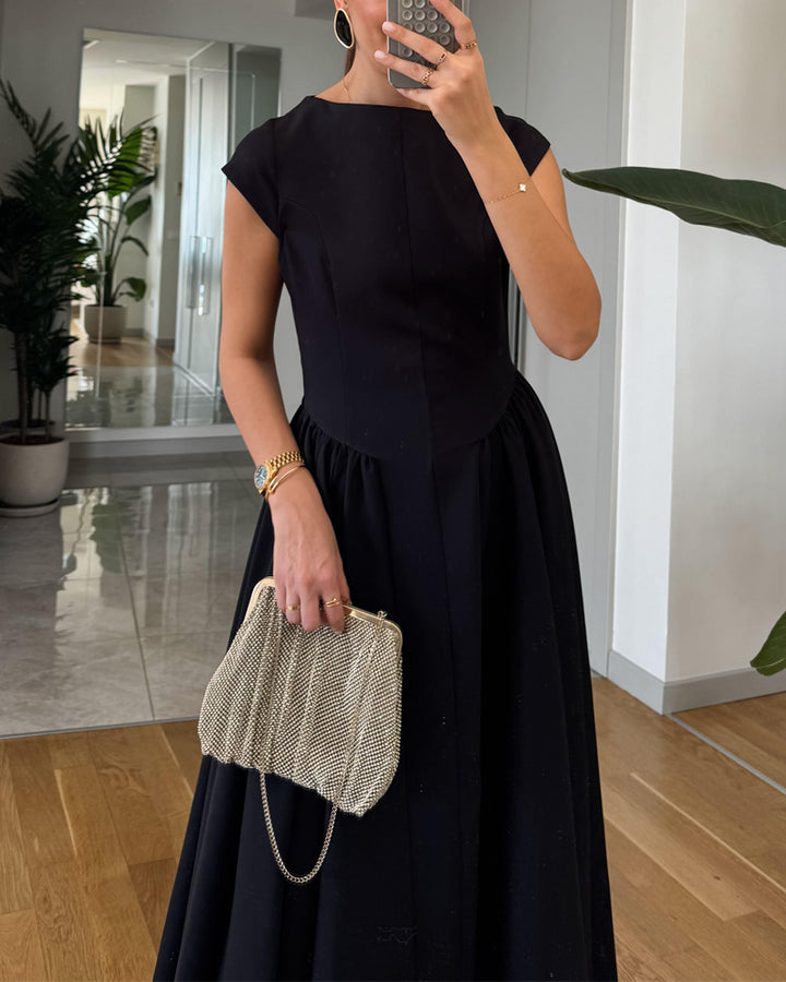 Moderiktig elegant enfärgad klänning