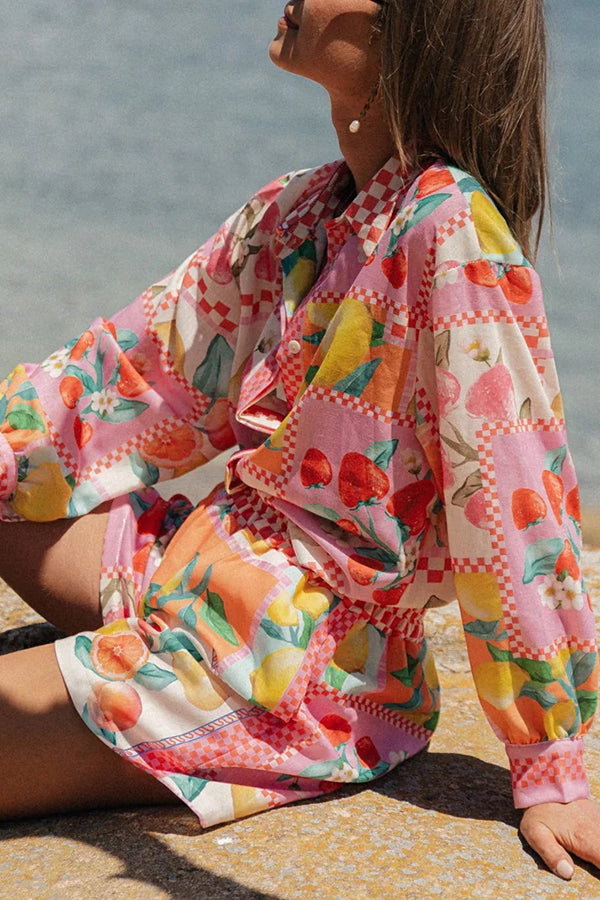 Leisurely Outings Sommar – Fruktmönstrad Långärmad Skjorta och Shorts med Resår i Midjan och Ficka