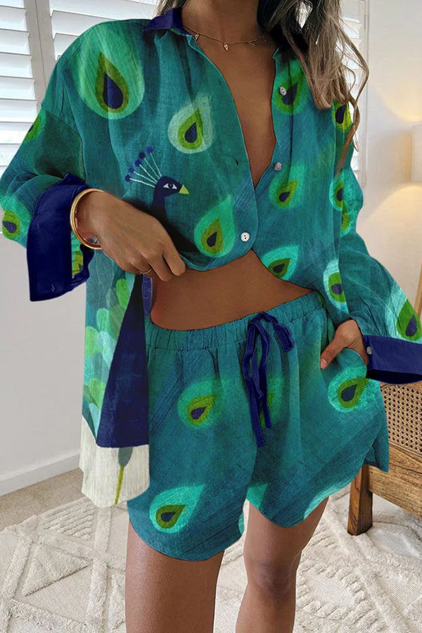 Elegant set med påfågelmönster och knäppta shorts i snörning