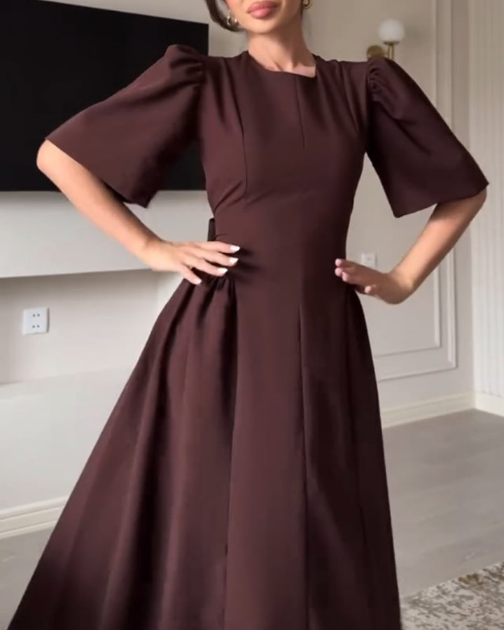 Elegant rund halsringad klänning med rosett