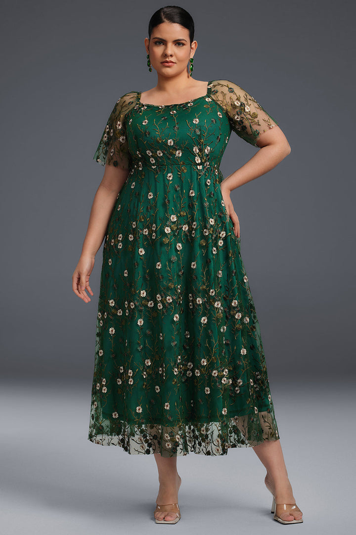 Curveins Plus Size – Draperad krage, broderad maxiklänning med volangkant 