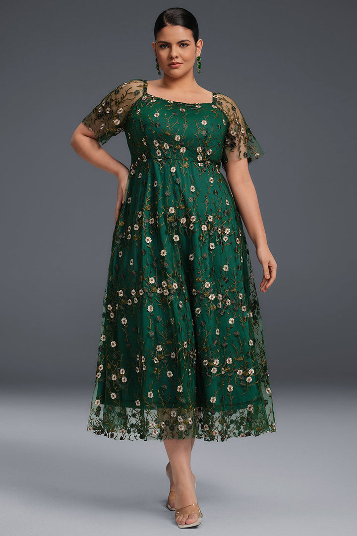 Curveins Plus Size – Draperad krage, broderad maxiklänning med volangkant 