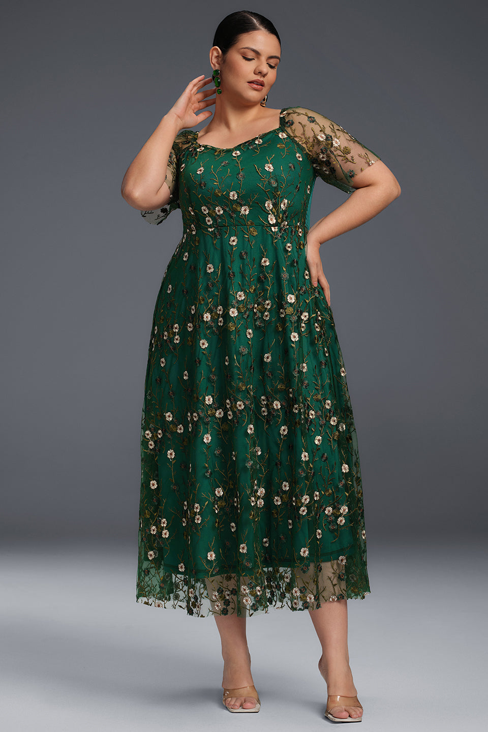 Curveins Plus Size – Draperad krage, broderad maxiklänning med volangkant 