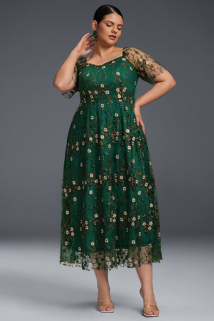 Curveins Plus Size – Draperad krage, broderad maxiklänning med volangkant 