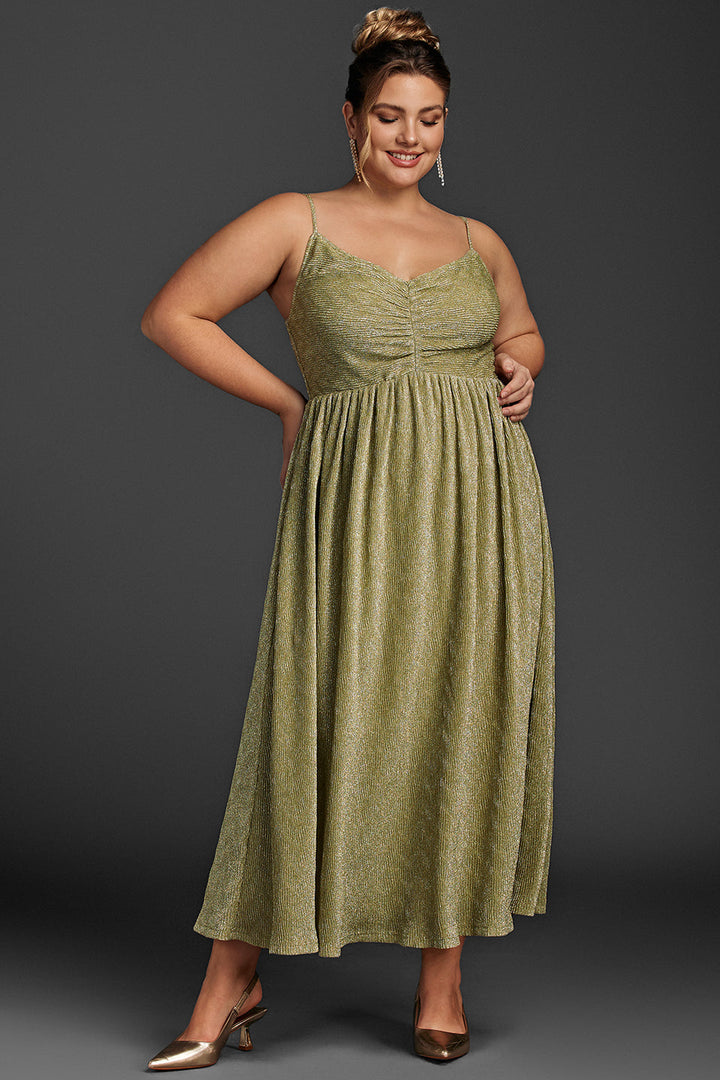 Curveins Plus Size V-ringad rynkad ärmlös klänning 