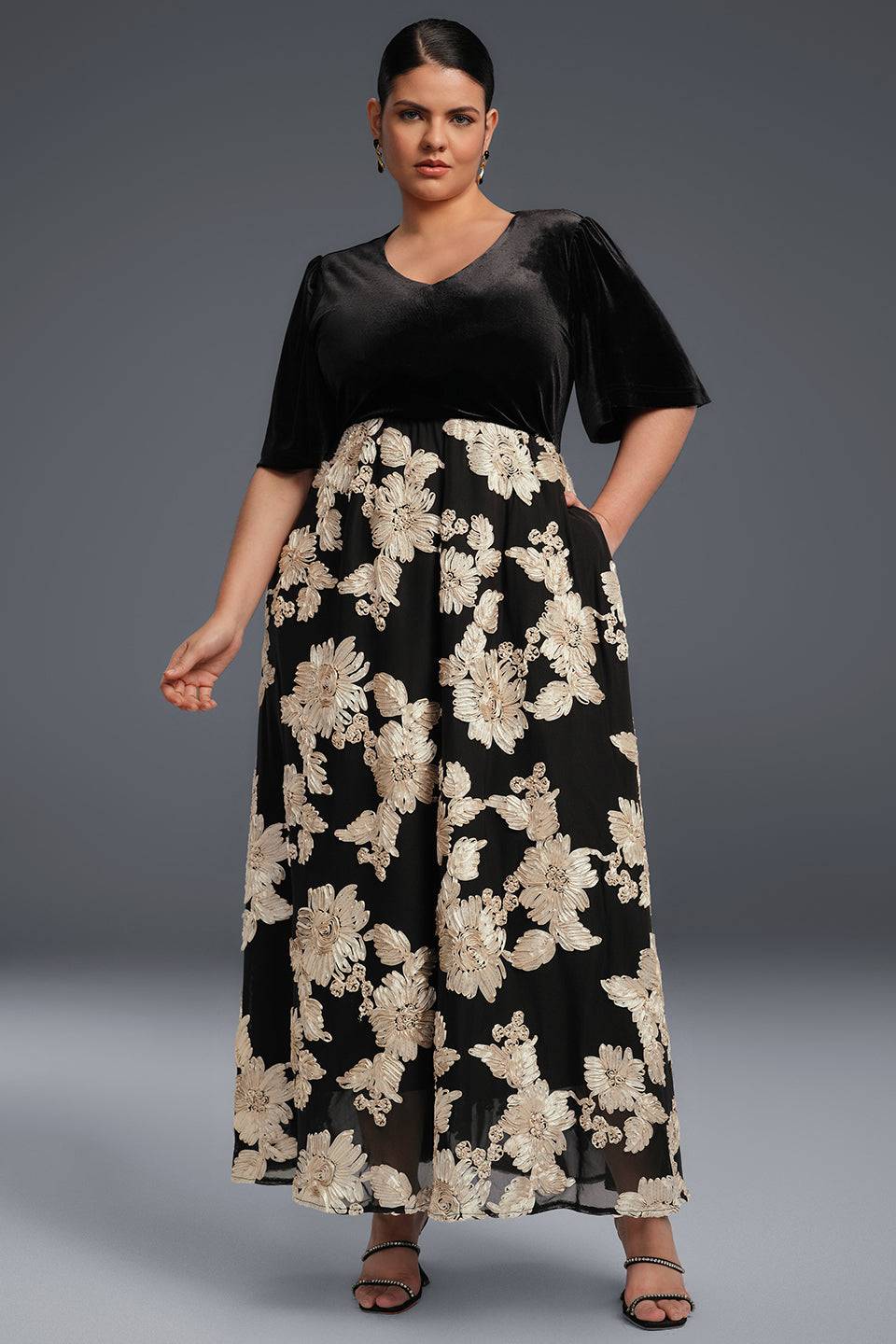 Curveins Plus Size V-ringad blommig broderad plisserad maxiklänning 