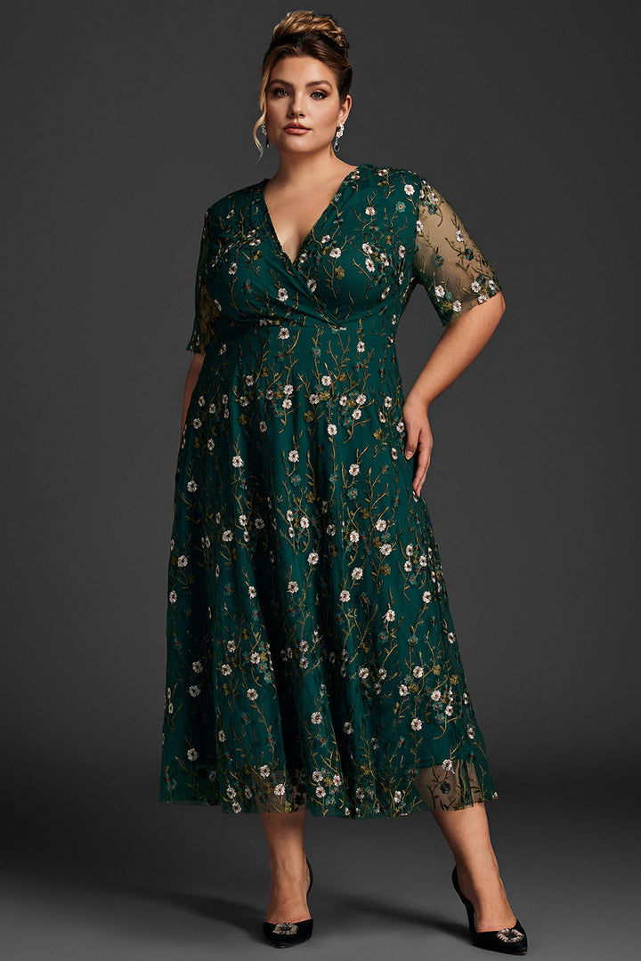 Curveins Plus Size V-ringad maxiklänning med volangärm och broderi 