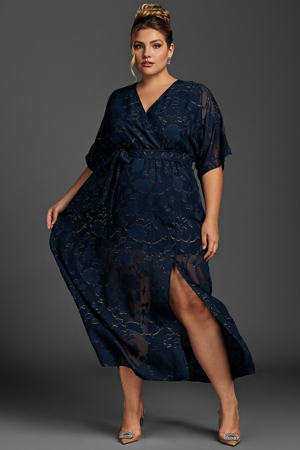 Curveins Plus Size – Volangärmad maxiklänning i mesh med knut och sidoslit 