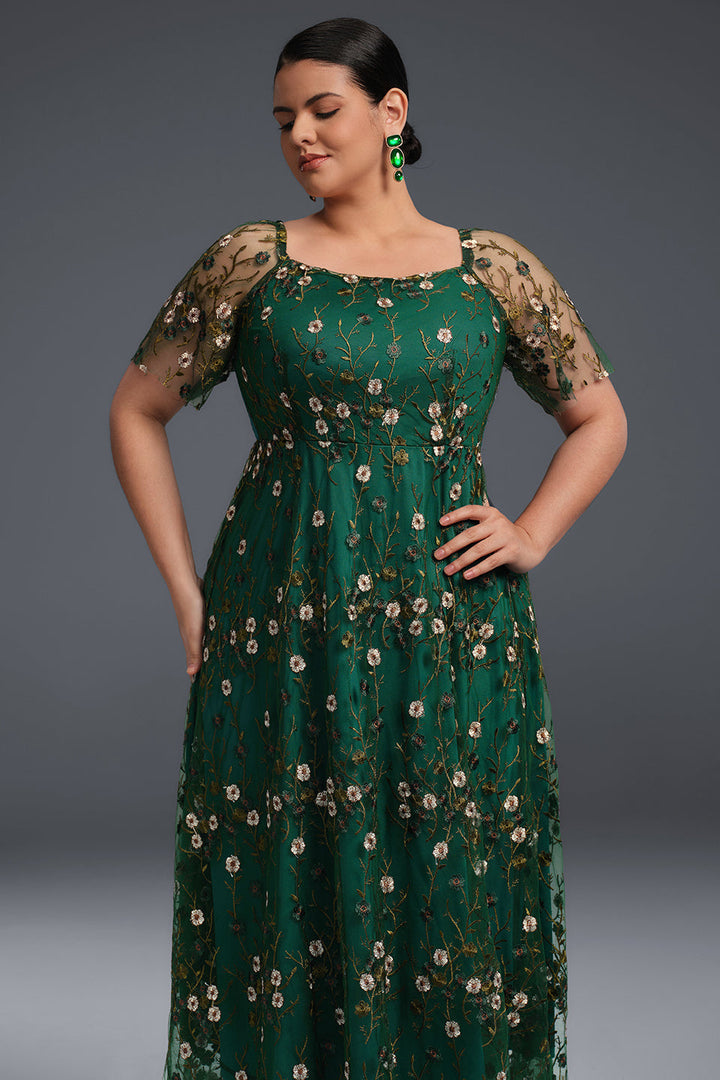 Curveins Plus Size – Draperad krage, broderad maxiklänning med volangkant 