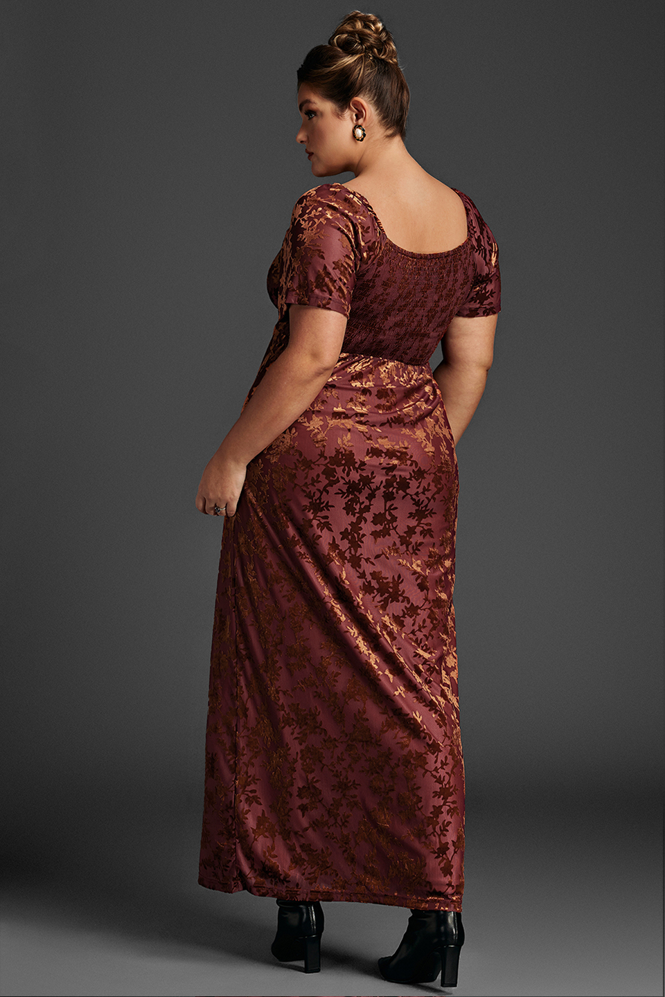 Curveins Plus Size Sammetsklänning med Volangärm 