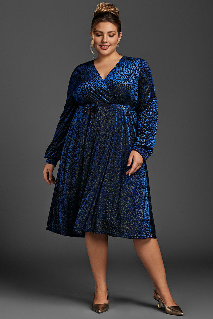 Curveins Plus Size Leopardfärgad Sammetsklänning i Omlottmodell 