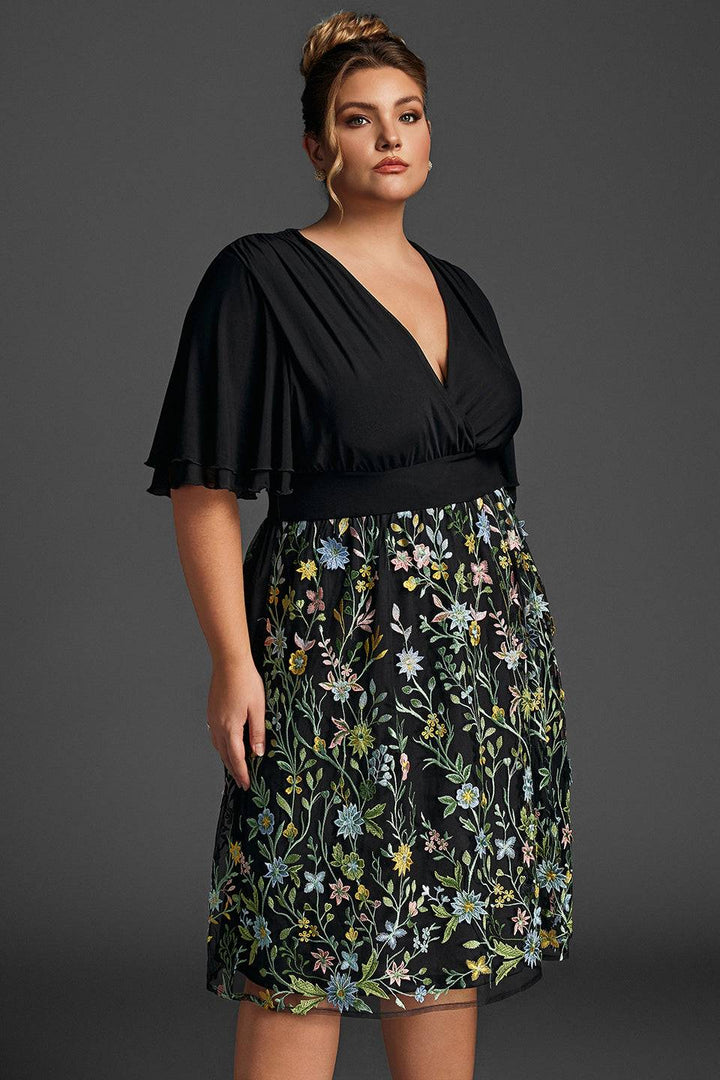 Curveins Plus Size Volangärmad V-ringad Broderad Midiklänning 