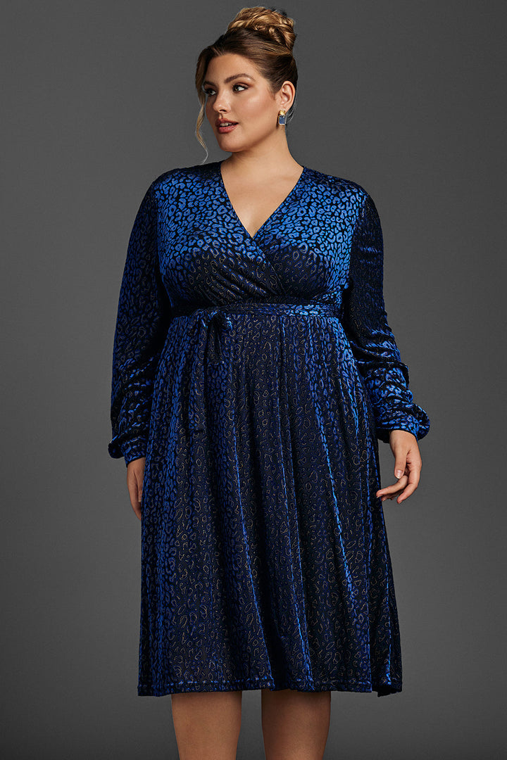 Curveins Plus Size Leopardfärgad Sammetsklänning i Omlottmodell 