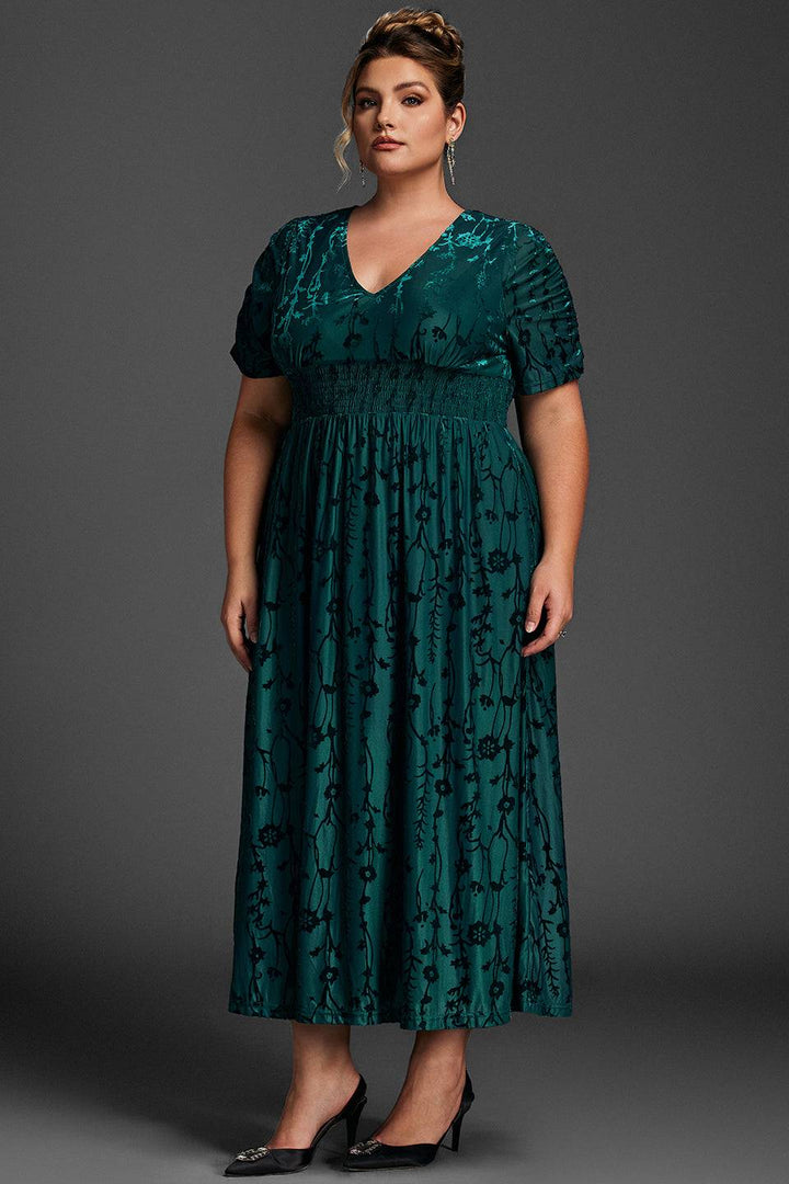 Curveins Plus Size Sammets Enfärgad Rynkad Maxiklänning 