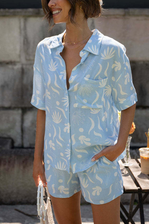 Freedom and Comfort – Set med tryckt blus med knappar och shorts med resår i midjan och fickor